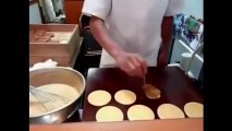 Cận cảnh cách chế biến bánh rán Doraemon nguyên gốc của người Nhật