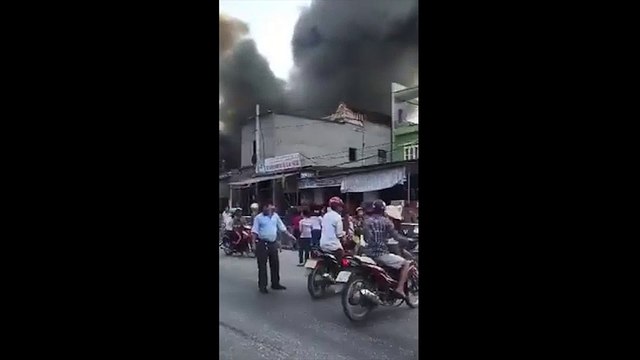 Nghệ An: Cháy lớn tại kho hàng phụ tùng xe máy