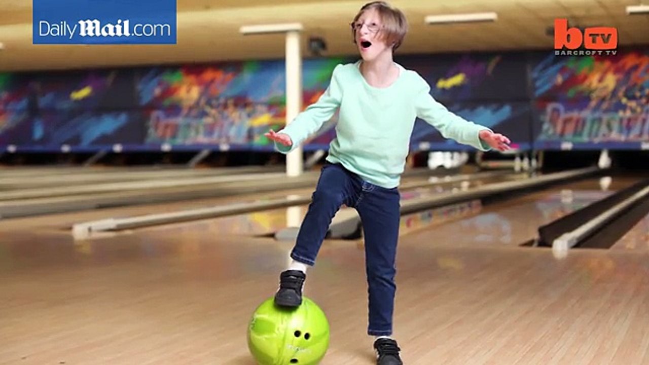 Khâm phục nghị lực sống của cô bé 12 tuổi nặng-ngang-ngửa bé 2 tuổi