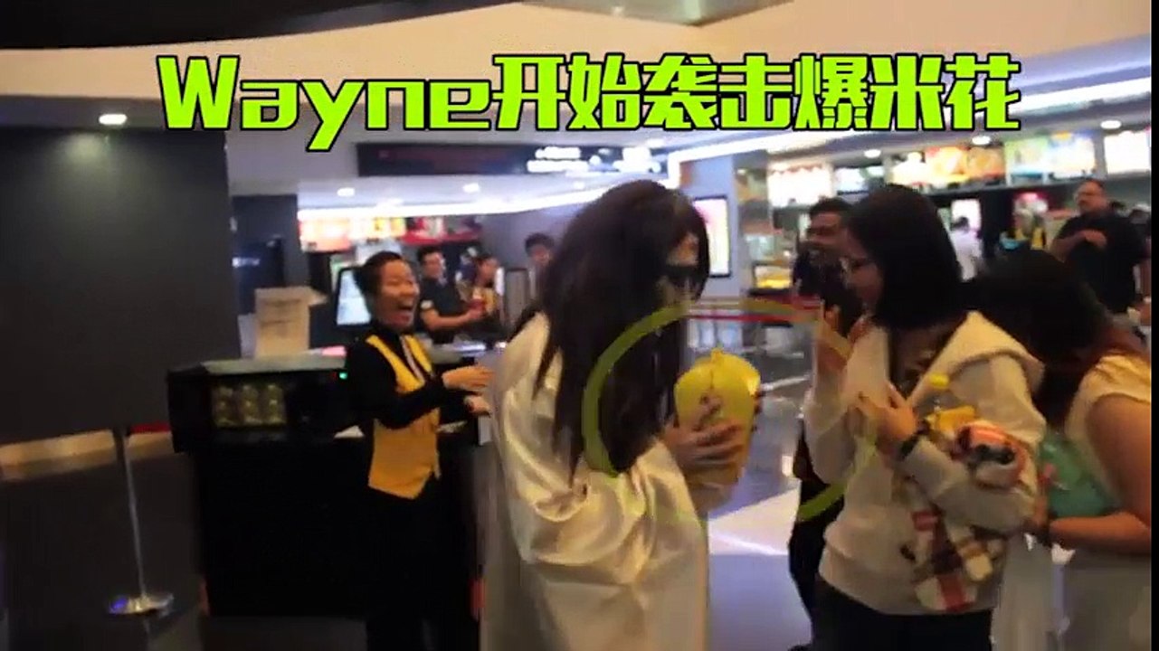 Màn dọa ma ở cầu thang khiến nạn nhân vừa khóc vừa cười