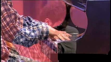 Vừa chơi đàn vừa thay quần áo