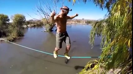 Rùng mình với cảnh đi trên dây cho cá sấu ăn