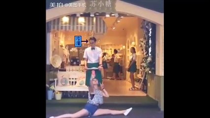 Lạ lùng cô gái xoạc chân và selfie ở khắp nơi