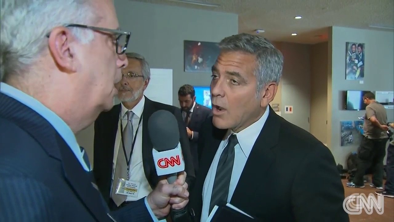 George Clooney apprend le divorce de Brad Pitt et Angelina Jolie en direct