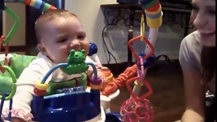 Những em bé có giọng cười khó đỡ