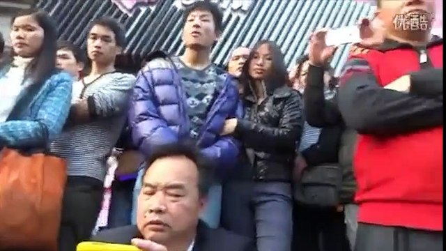 Chàng trai hát rong khiến cộng đồng mạng ngỡ ngàng