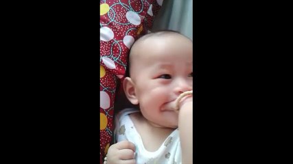 Bé trai văng khỏi bụng mẹ sống sót thần kì vui vẻ trong ngày thôi nôi