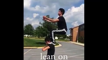 Cặp sinh đôi hot boy đốn tin fan nữ thế giới