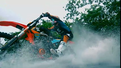 Robbie Madison lướt sóng bằng mô-tô tự chế