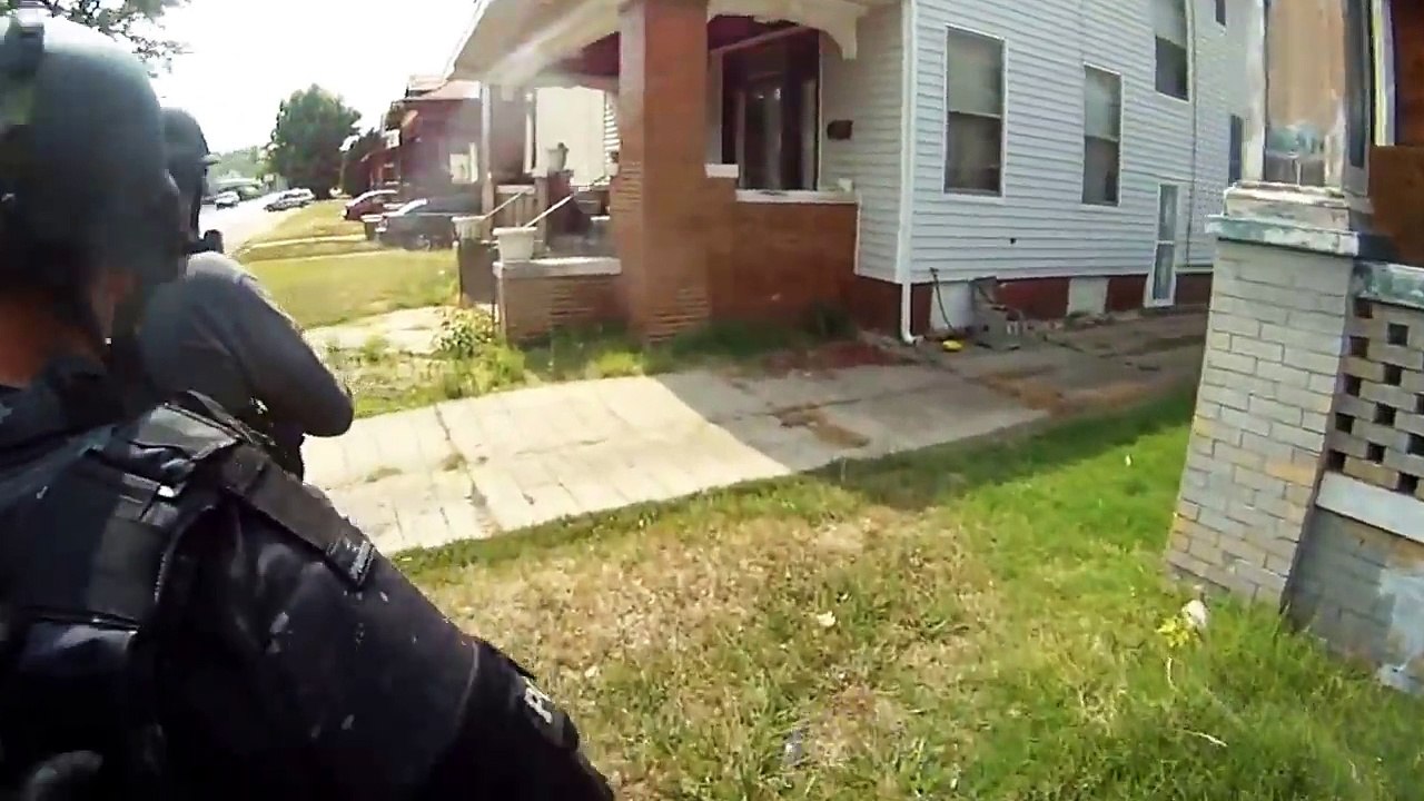Irruzione reale S.W.A.T registrata con bodycam