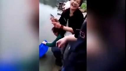 Kỳ lạ cá được phóng sinh nhiều lần vẫn quyết bơi về với chủ