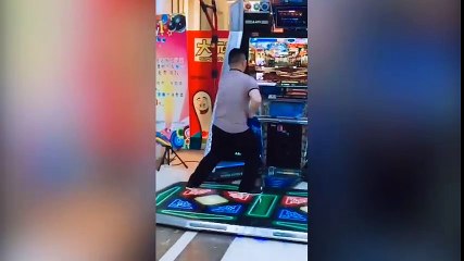 Hết hồn trước tài năng nhảy điêu luyện của bác trung niên