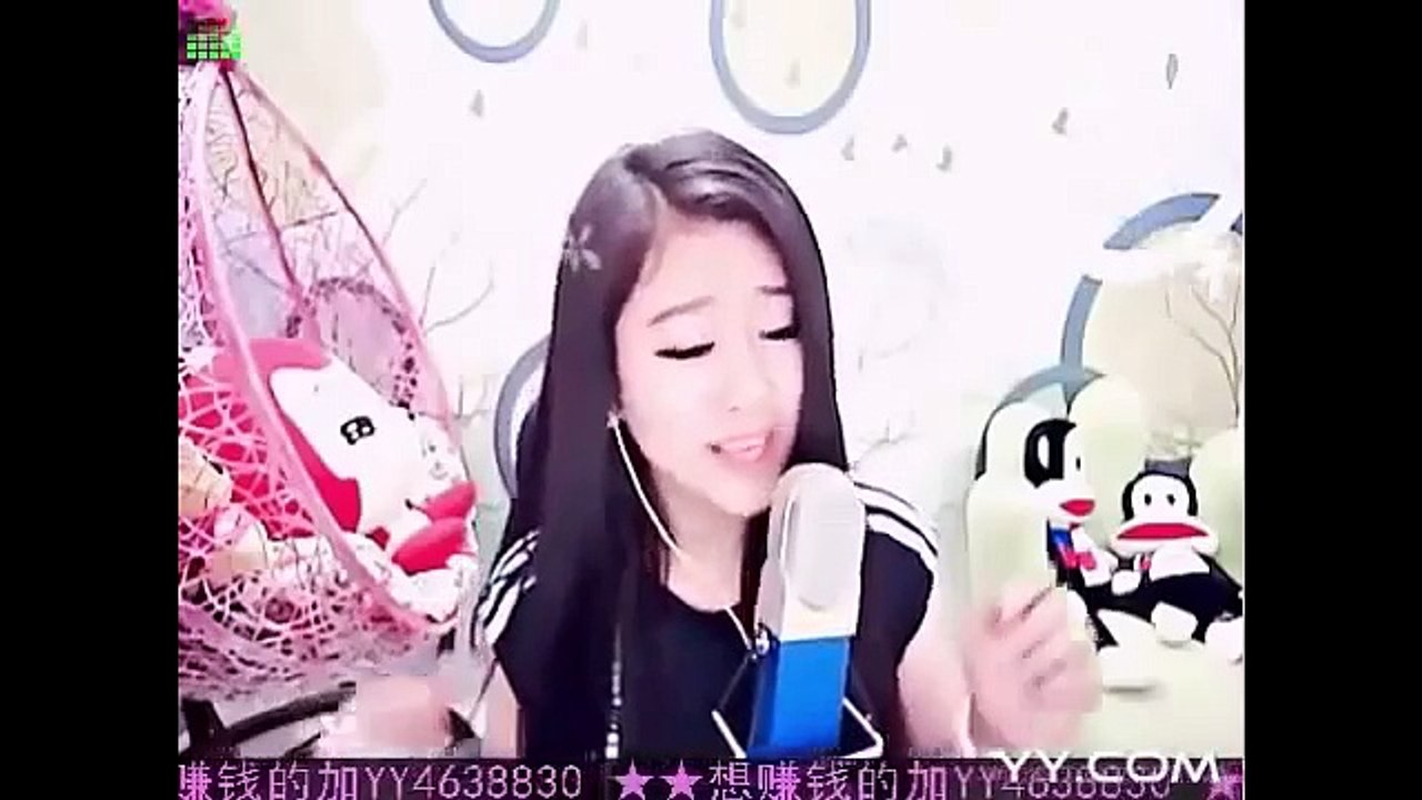 Beautiful Chinese Girl Singing 美丽的中国女孩唱歌