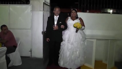 L'entrée de la mariée gâchée par le pire DJ du monde