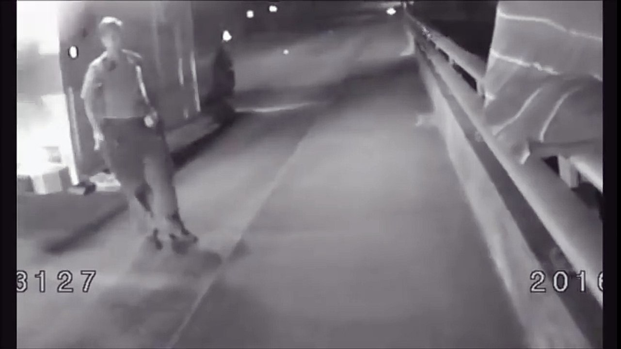 Ce flic parle football avec un homme pour empêcher son suicide et ça marche !