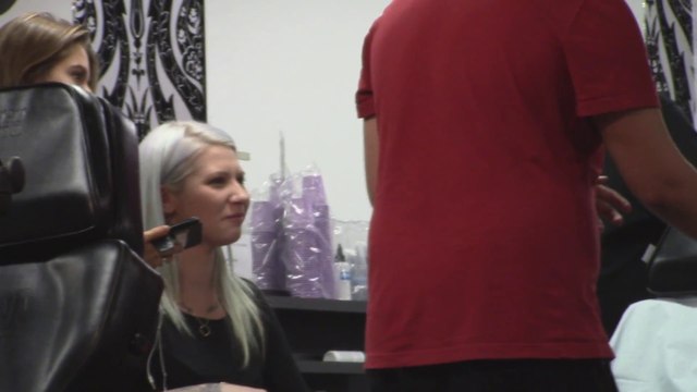 Piéger une tatoueuse avec des jumeaux... Mon tatouage saigne !