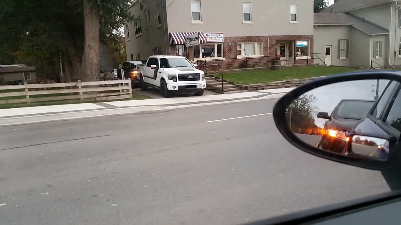 Quand tes voisins bloquent l'entrée chez toi.. volontairement