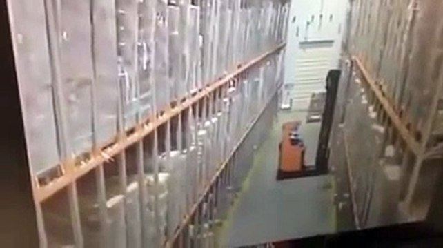 Cet ouvrier va faire une très grosse bétise dans l'entrepot