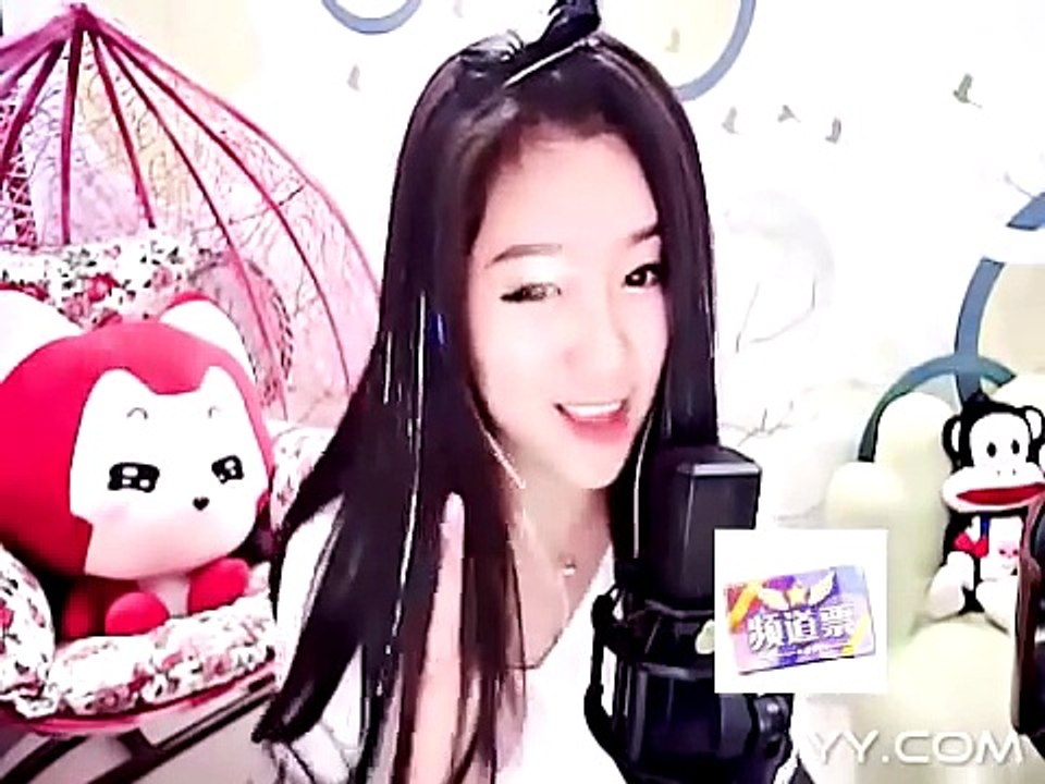 beautiful Chinese girl singing 美丽的中国姑娘的歌声
