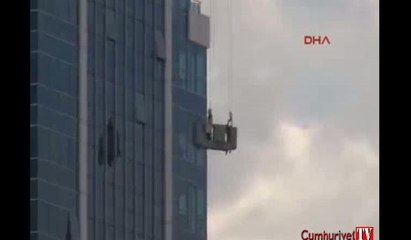Cam silen işçi metrelerce yüksekte mahsur kaldı