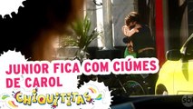 Junior fica com ciúmes de Carol