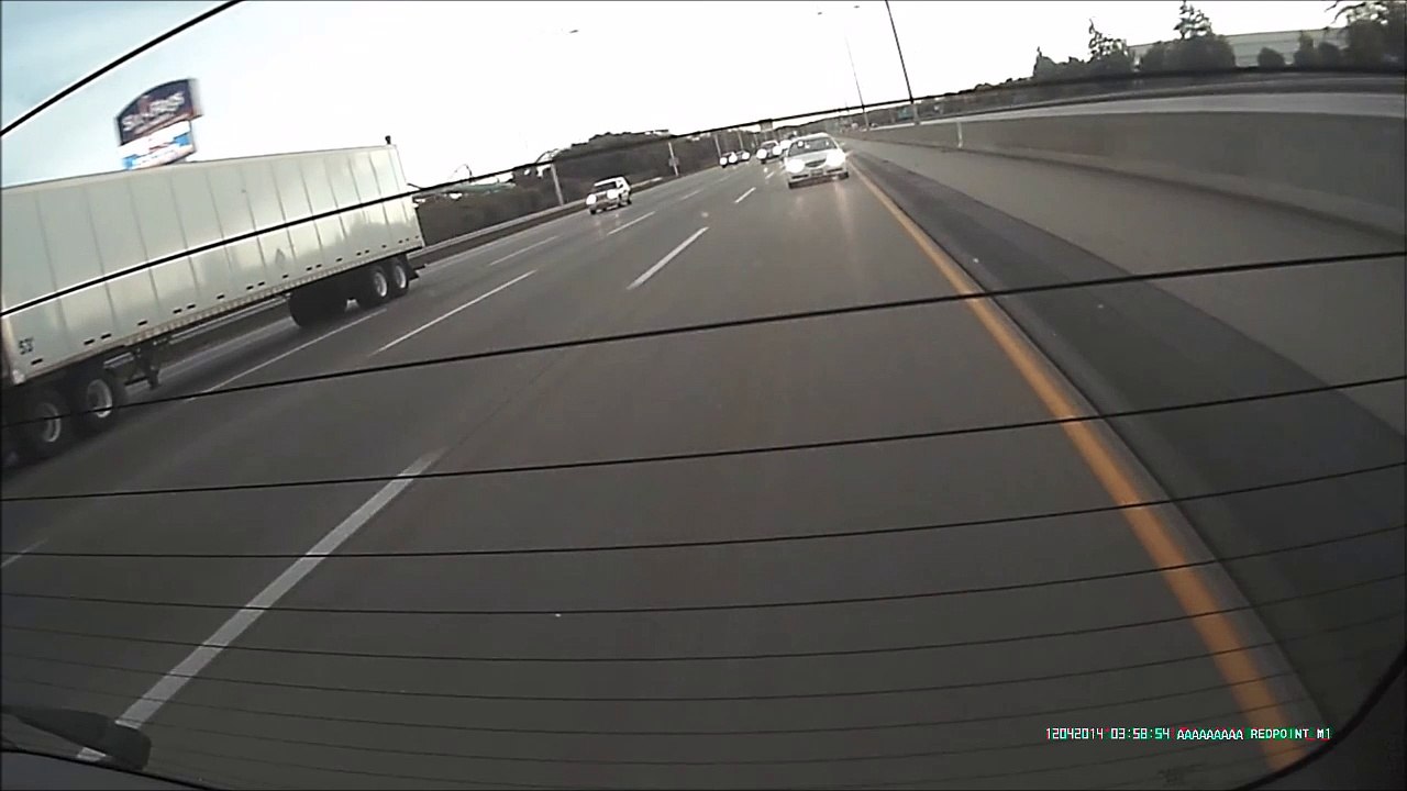 Un camion explose 6 voitures sur l'autoroute ! Accident Semi-Remorque