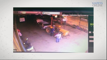 Mecânico sobrevive após ser atropelado por trator em oficina