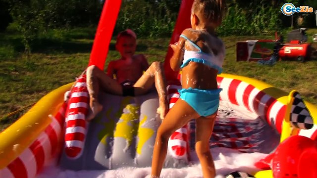 МОЛНИЯ МАКВИН БАССЕЙН С ПЕНОЙ Купаемся в бассейне Игры для Детей в БАССЕЙНЕ Cars Mcqueen kids pool