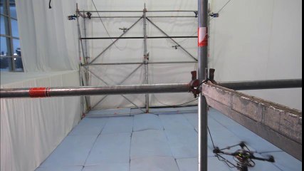 Độc đáo với cầu dây làm từ máy bay điều khiển từ xa