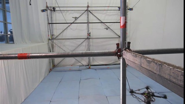 Độc đáo với cầu dây làm từ máy bay điều khiển từ xa