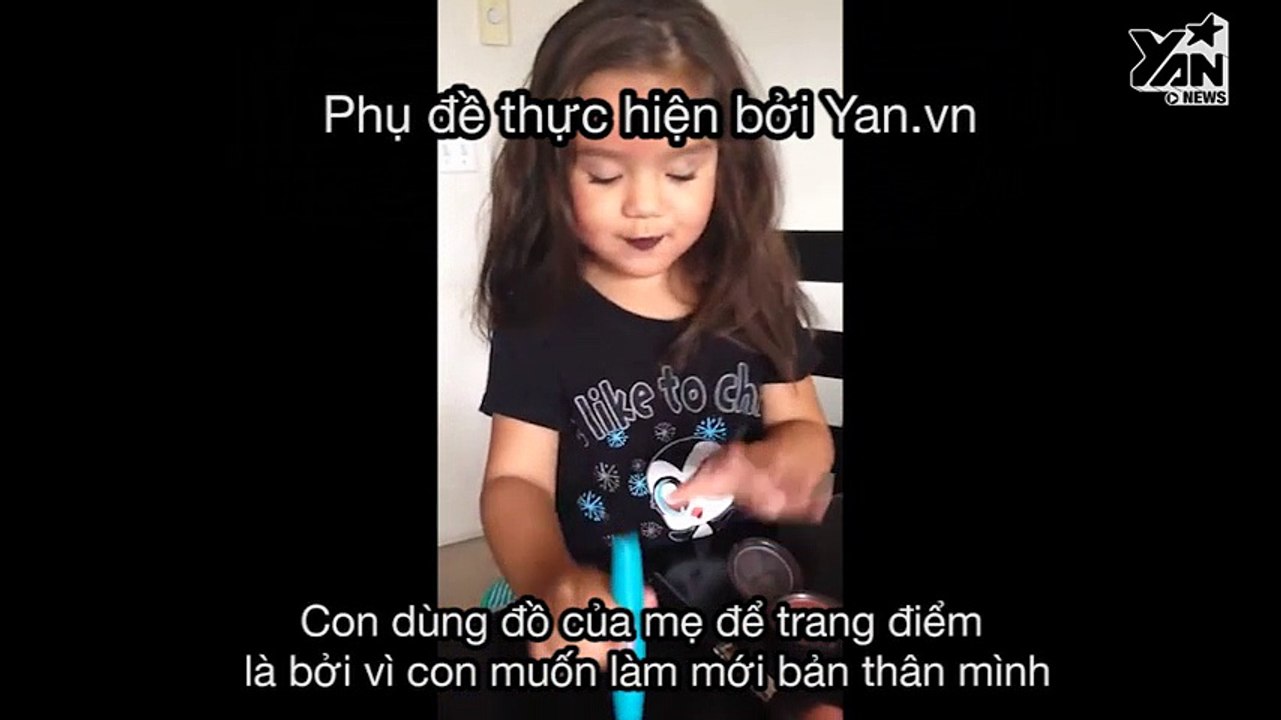 Bật ngửa trước màn lí sự của bé gái mê trang điểm