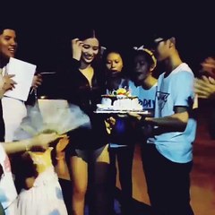 Đông Nhi đón mừng sinh nhật bên fan ruột