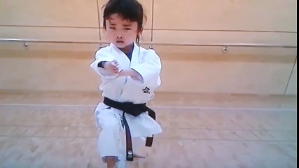 Cô bé đánh quyền karate cưc ngầu và chuẩn