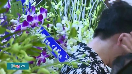 Nghệ Sĩ Việt nghẹn Ngào Hát Tiễn Biệt Minh Thuận ở Đêm Cuối