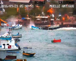 Fuerte oleaje golpea playas de Santa Elena y Galápagos