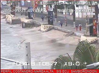 Fuerte oleaje golpea playas de Santa Elena y Galápagos