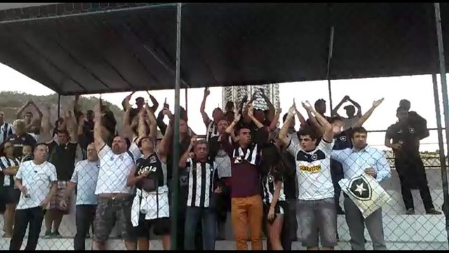 Torcida do Botafogo recepciona time campeão sub-20 em General Severiano