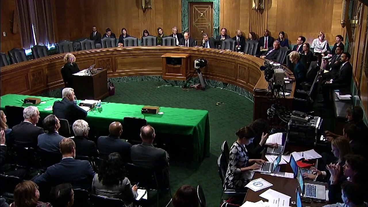 Senator Elizabeth Warren questions Wells Fargo CEO John Stumpf at Banking Committee Hearing