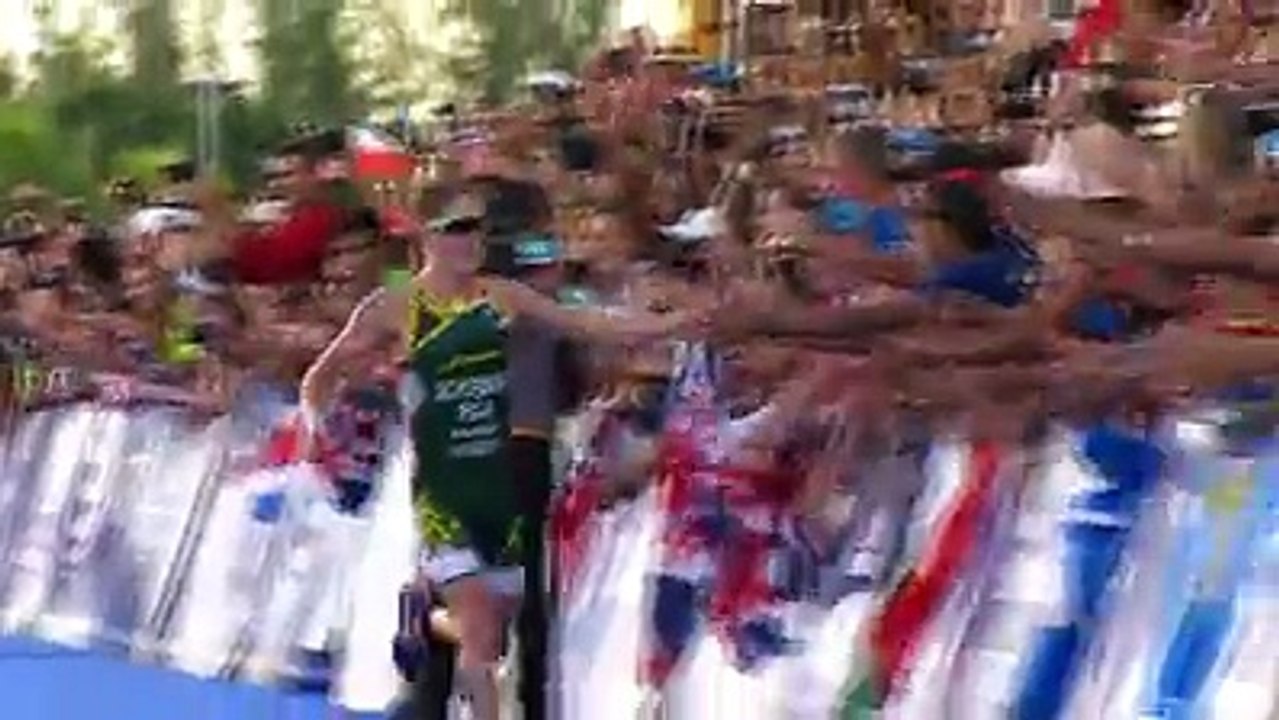 Il aide son frère à bout de force à passer la ligne d’arrivée, un moment qui restera comme un des plus beaux de l’histoire du sport !