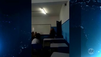 Professora é afastada depois de chamar aluno de macaco