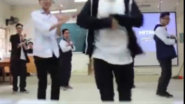 Màn trình diễn của con trai lớp người ta