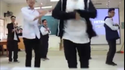 Màn trình diễn của con trai lớp người ta