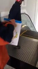 Bác người dân tộc lần đầu đi thang cuốn