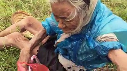 "Lặng người" trước hình ảnh cụ bà mò cua bắt ốc giữa trời lạnh giá