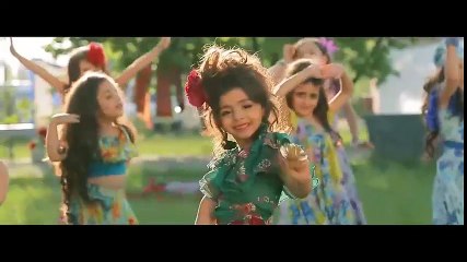 Cô bé tung mv sành điệu khiến người xem thích thú