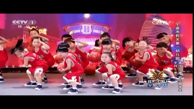 Binh đoàn nhí chơi bóng rổ trên sân khấu gây bão truyền hình