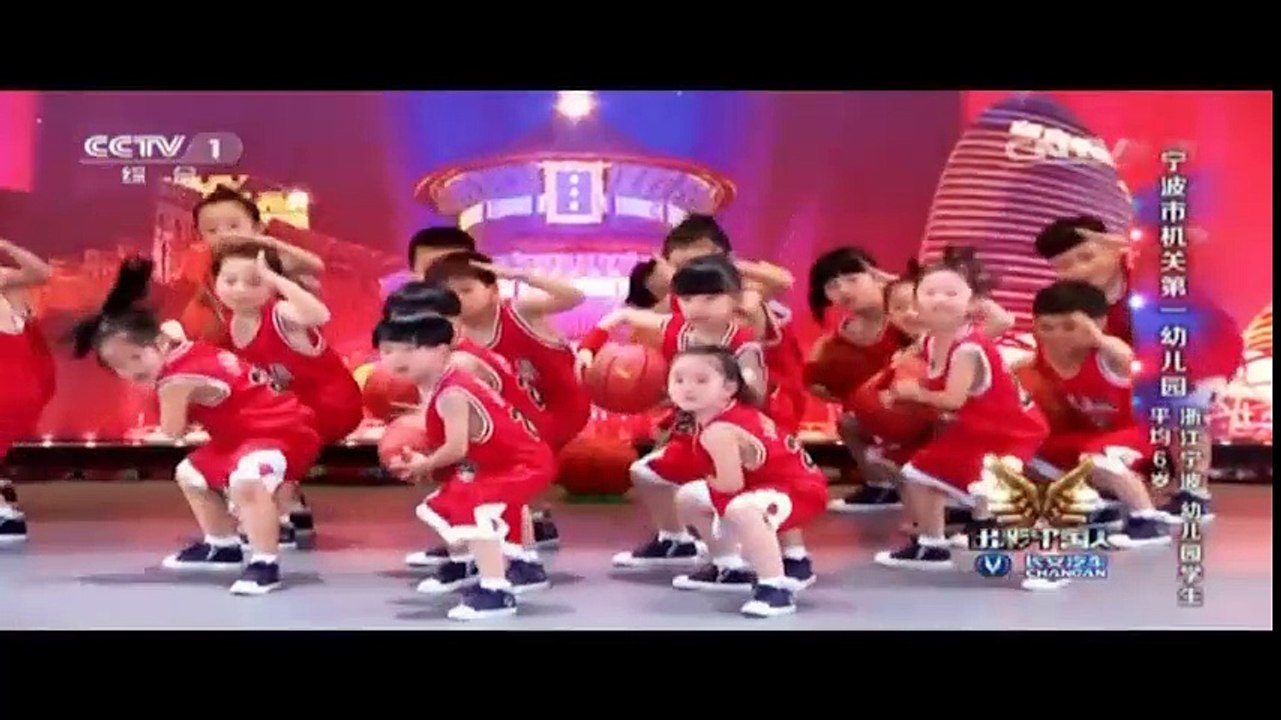 Binh đoàn nhí chơi bóng rổ trên sân khấu gây bão truyền hình