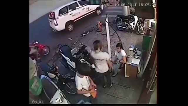 (Camera cảnh giác) Bẻ khoá, lấy trộm SH ngay trước mặt 3 nhân viên