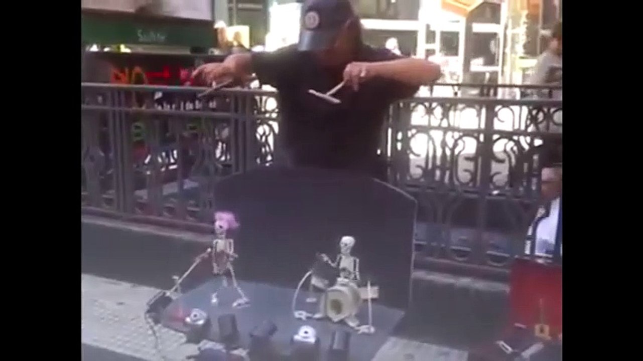 Bạn nhạc... bộ xương trình diễn nhạc sống như người thật giữa phố