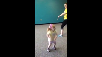 Bé gái nhảy như người lớn cực dễ thương